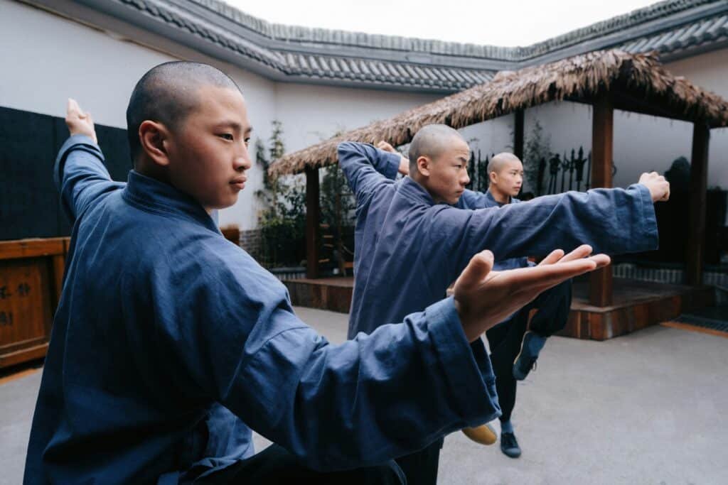 Qi Gong : 3 jeunes pratiquants