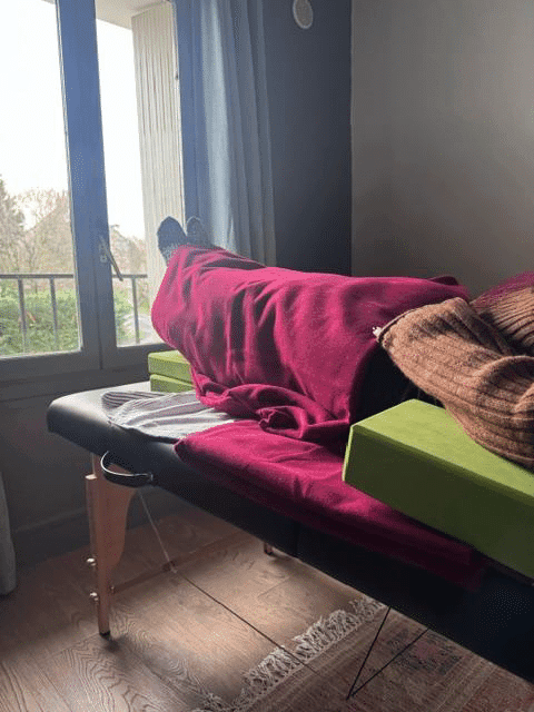 Yoga Restauratif : Installation dans la posture de Salamba Navasana