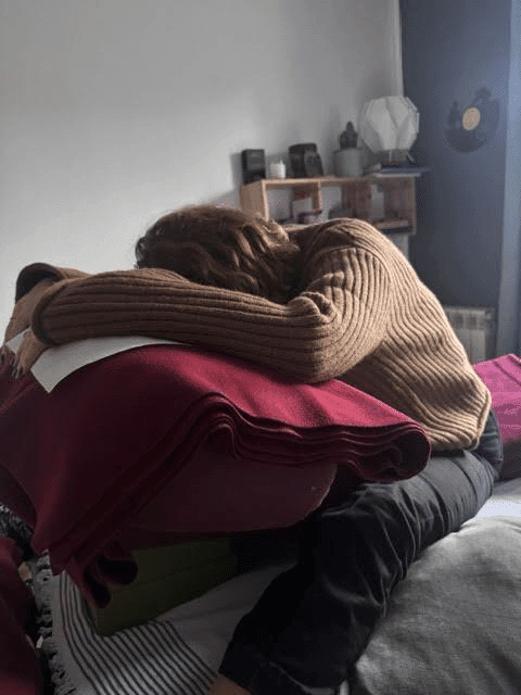 Yoga Restauratif : posture d’Adho Mukha Swastikasana