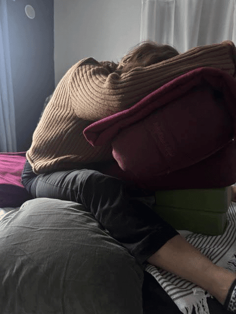 Yoga Restauratif : Installation dans la posture d’Adho Mukha Swastikasana